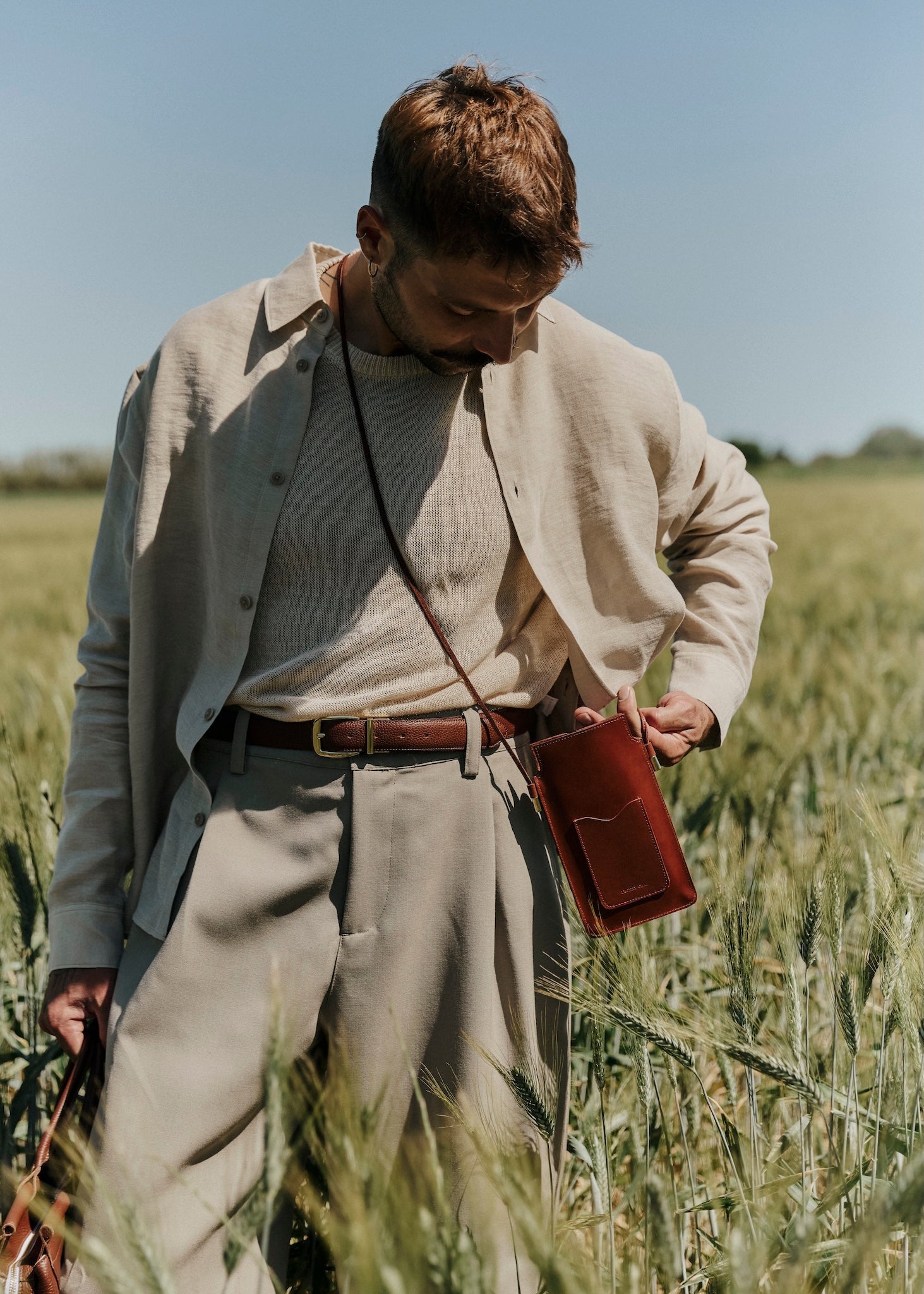 L’Essentiel – Pochette téléphone en cuir avec bandoulière, artisanat français - Léonny Cha