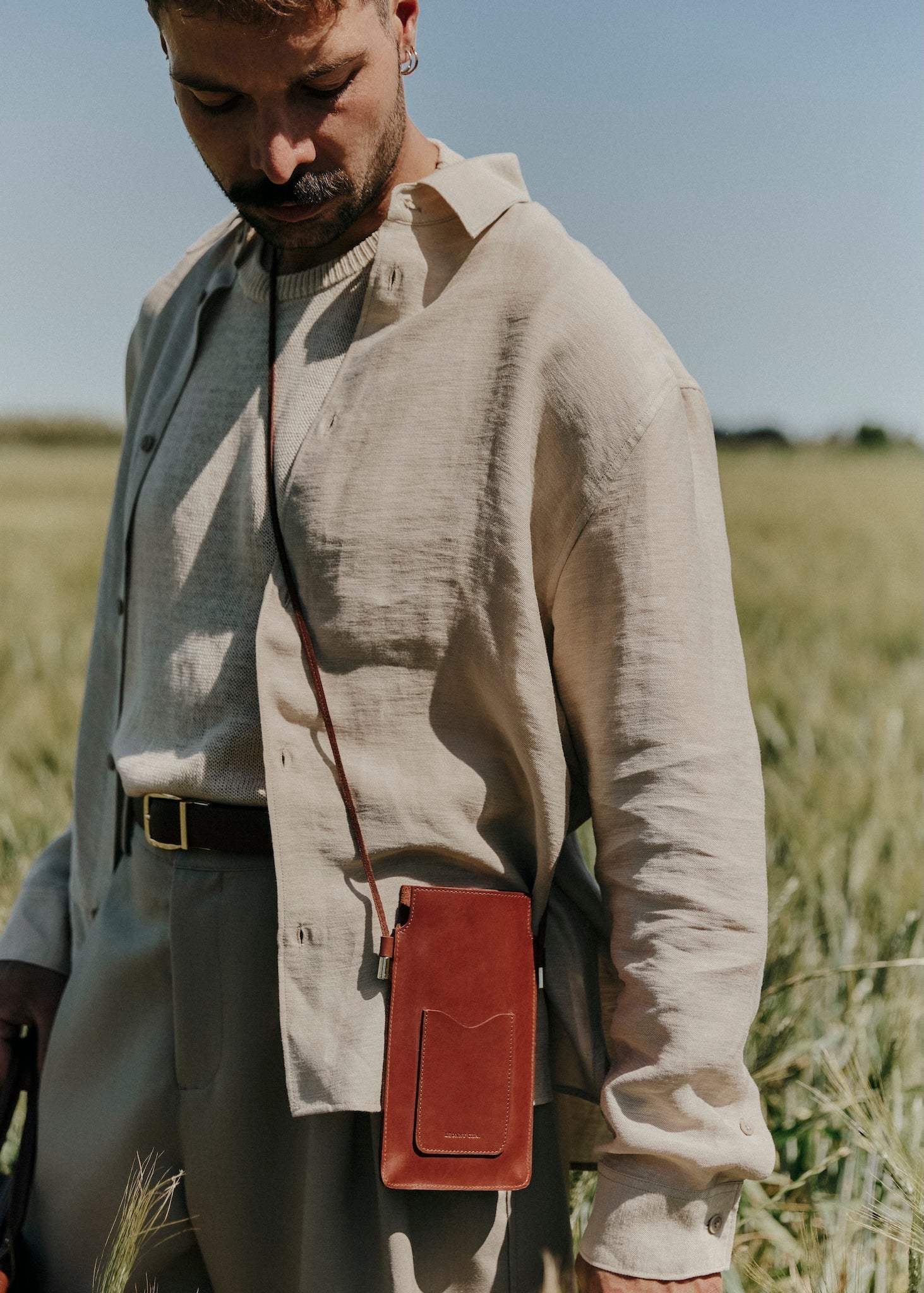L’Essentiel – Pochette téléphone en cuir avec bandoulière, artisanat français - Léonny Cha