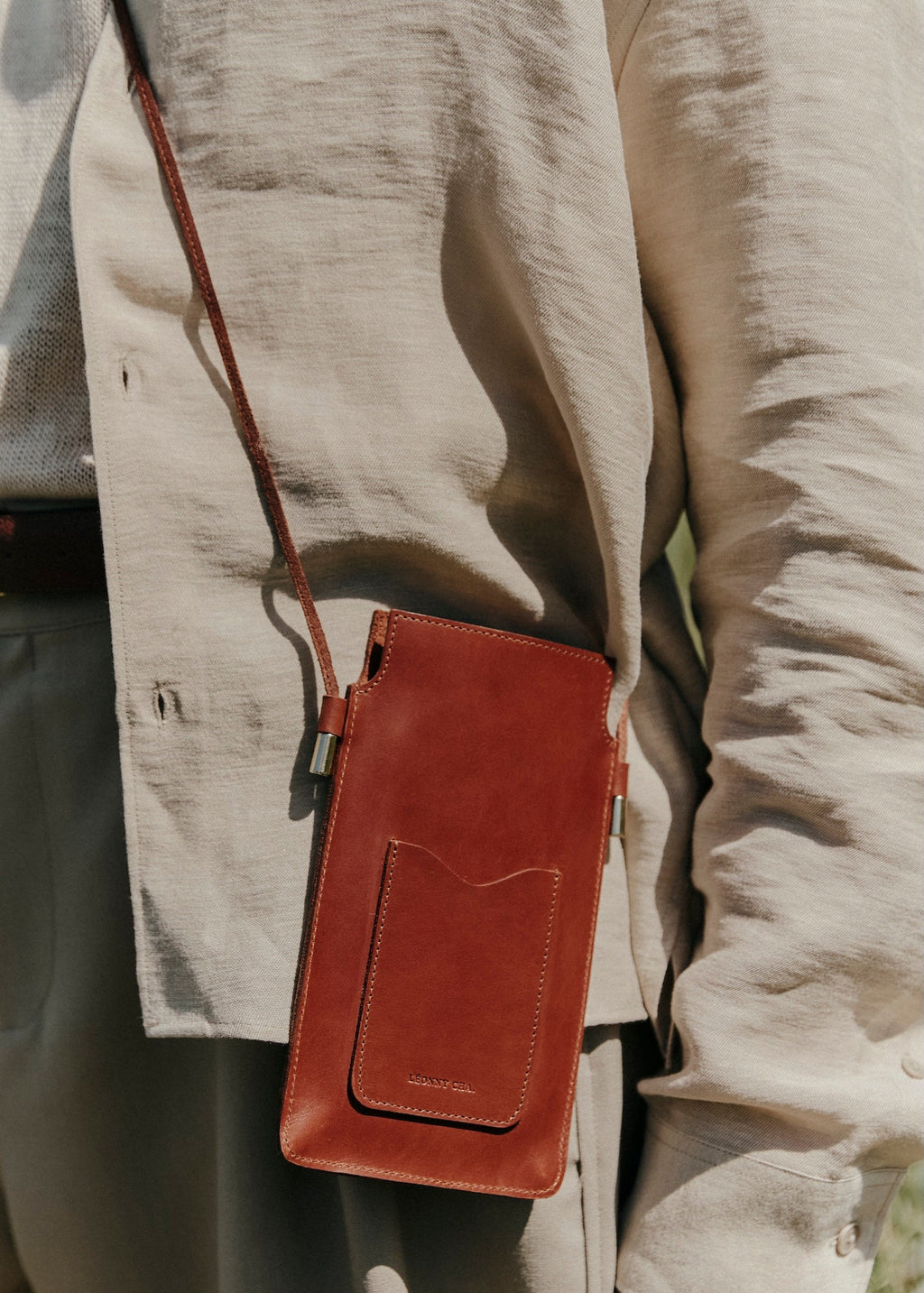L’Essentiel – Pochette téléphone en cuir avec bandoulière, artisanat français - Léonny Cha