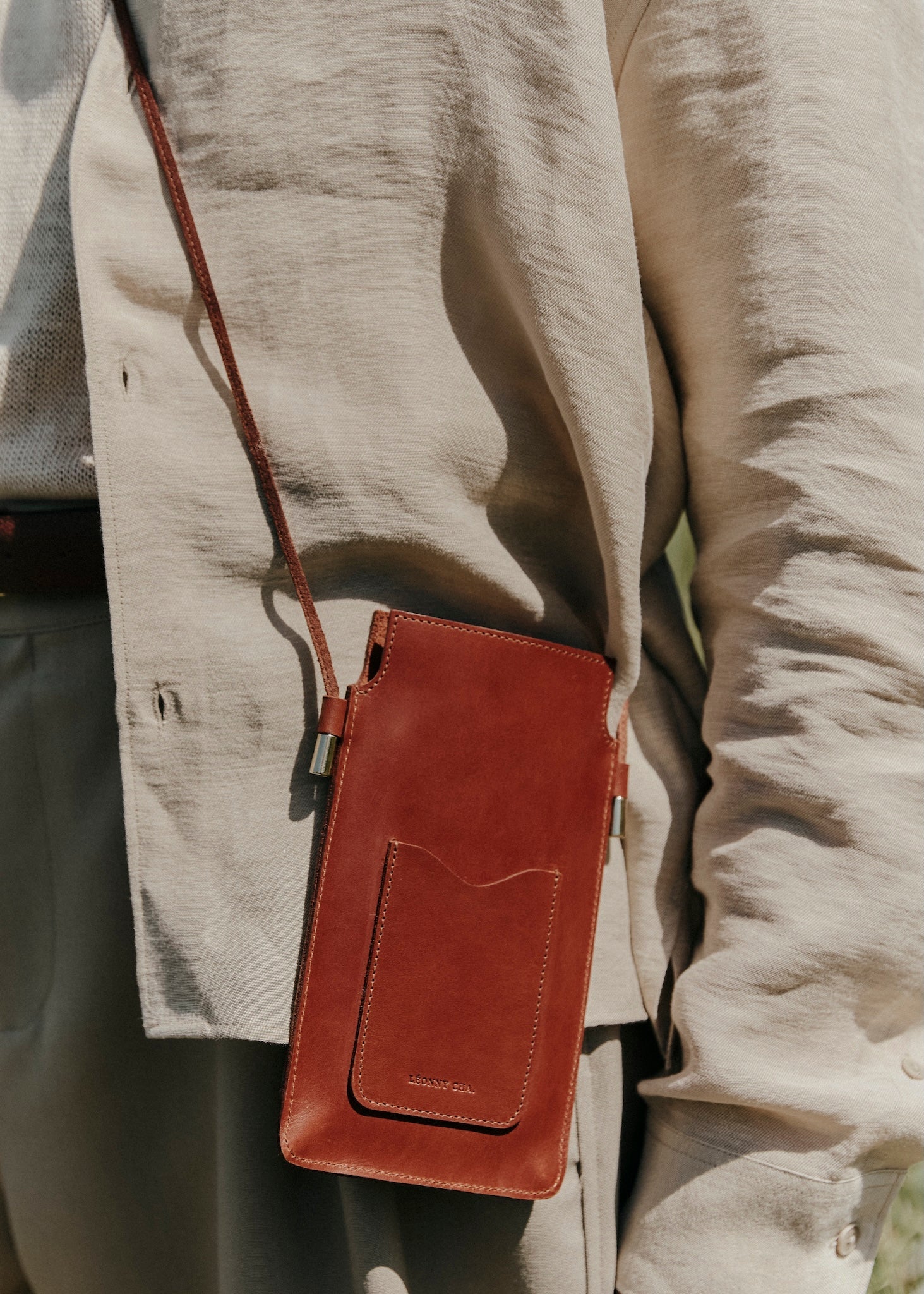 L’Essentiel – Pochette téléphone en cuir avec bandoulière, artisanat français - Léonny Cha