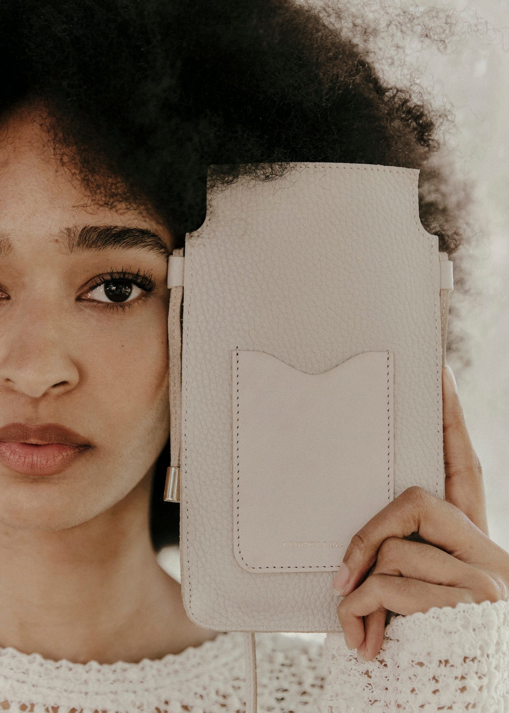 L’Essentiel – Pochette téléphone en cuir craie avec bandoulière, artisanat français - Léonny Cha