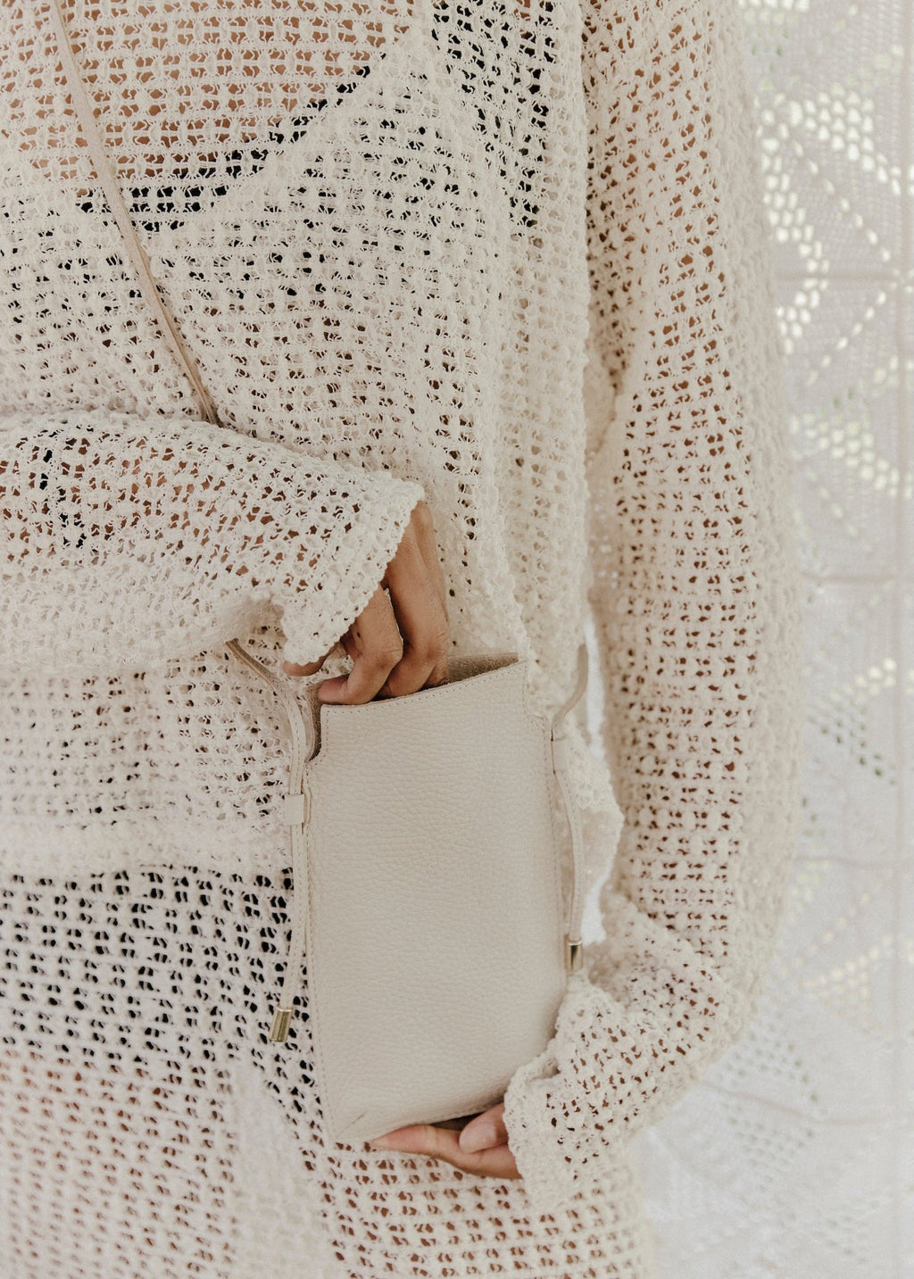 L’Essentiel – Pochette téléphone en cuir avec bandoulière, artisanat français - Léonny Cha