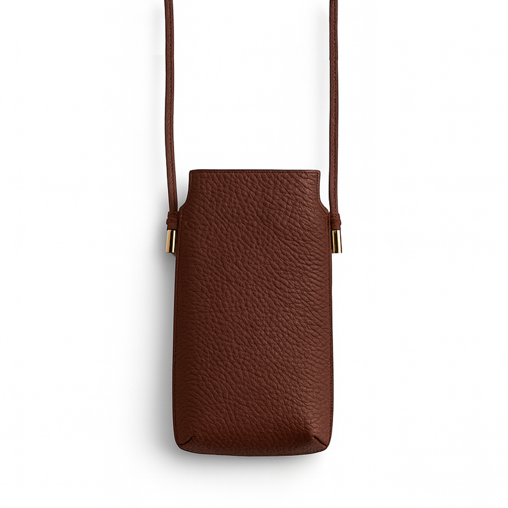 Pochette téléphone en cuir écorce grainé avec poche cartes. Bandoulière pratique pour garder l’essentiel à portée de main. Fabrication artisanale française.
