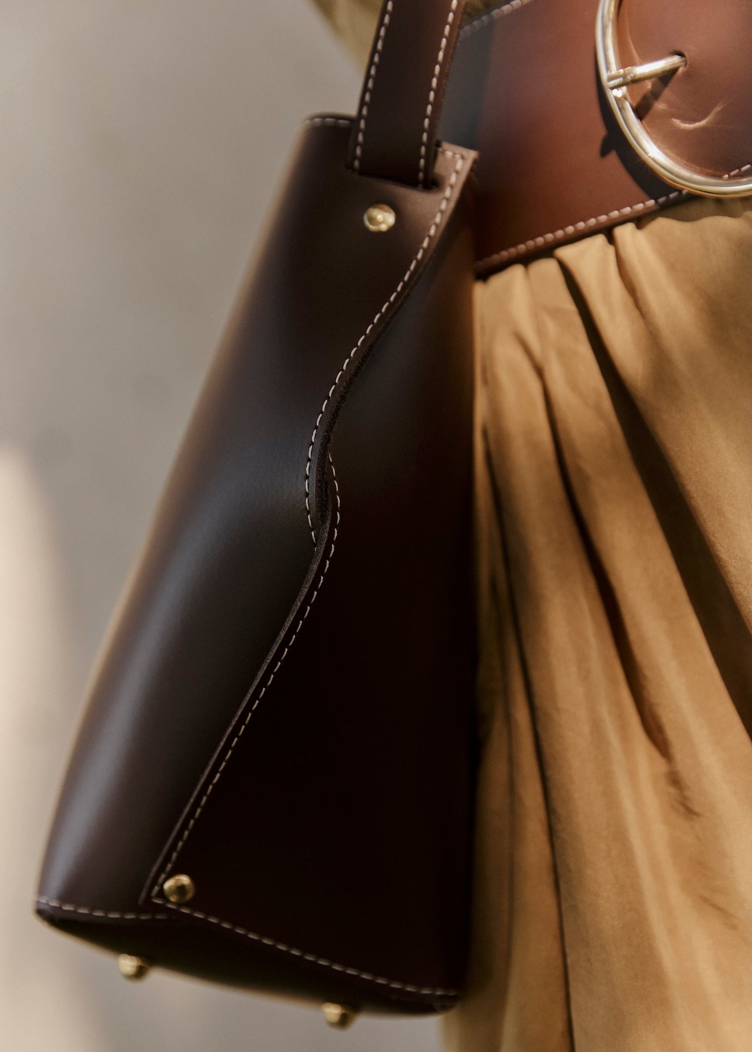 L’Audacieux – Sac seau pliage sans couture en cuir, design artisanal français - Léonny Cha