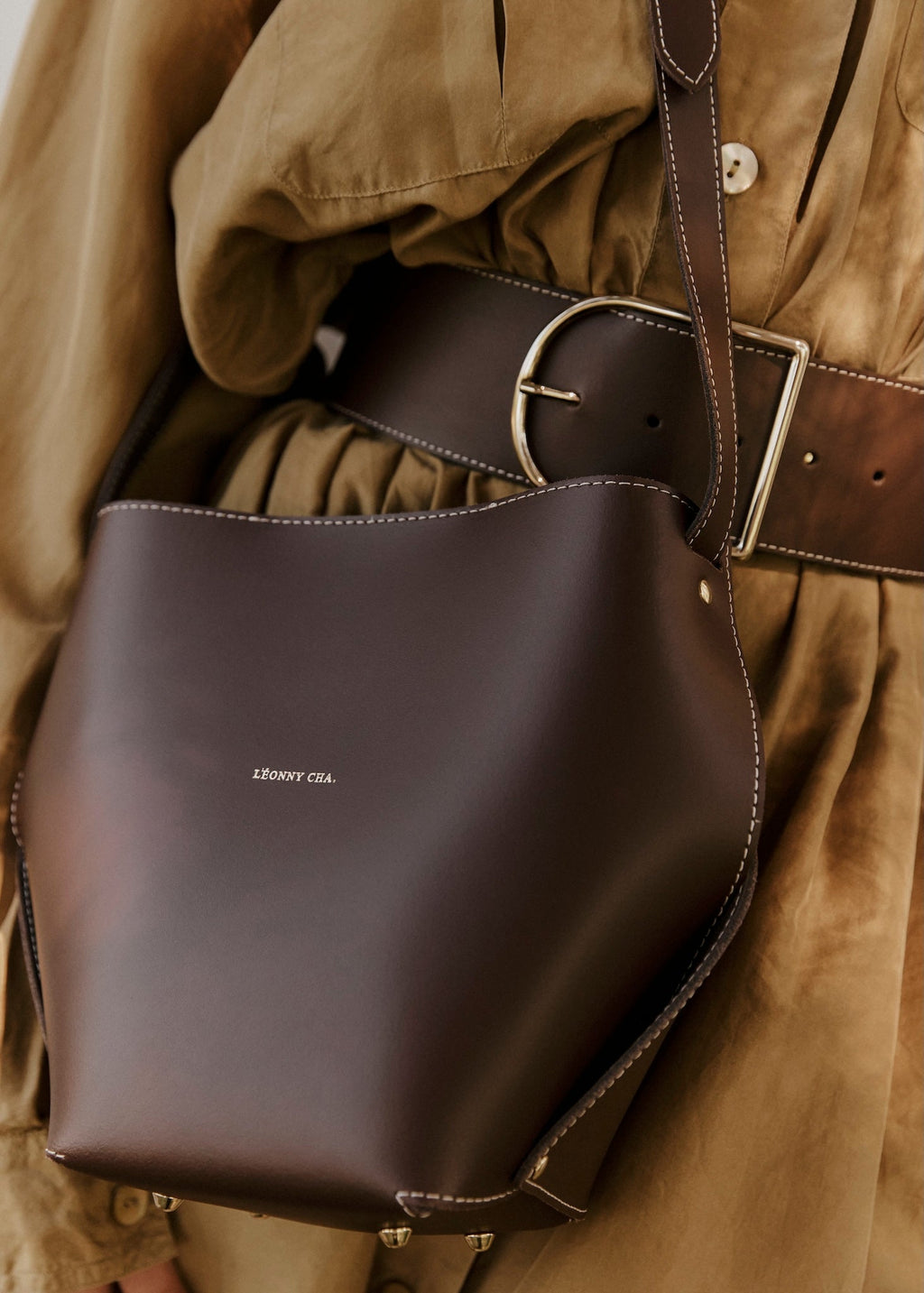 L’Audacieux – Sac seau pliage sans couture en cuir, design artisanal français - Léonny Cha