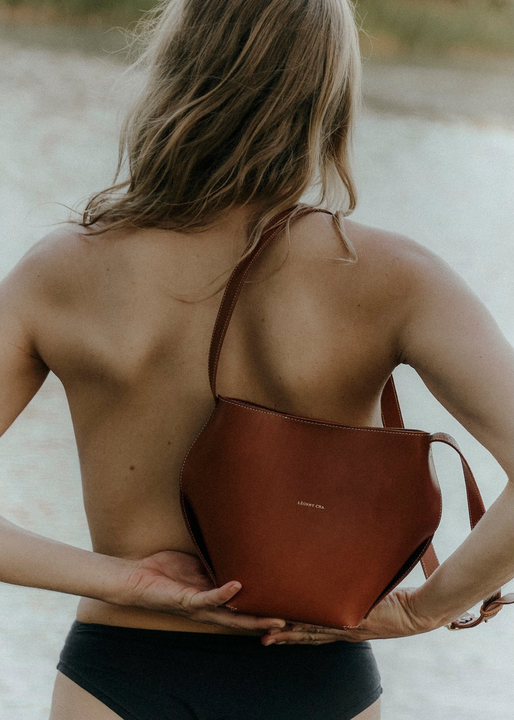 L’Audacieux – Sac seau pliage sans couture en cuir, design artisanal français - Léonny Cha