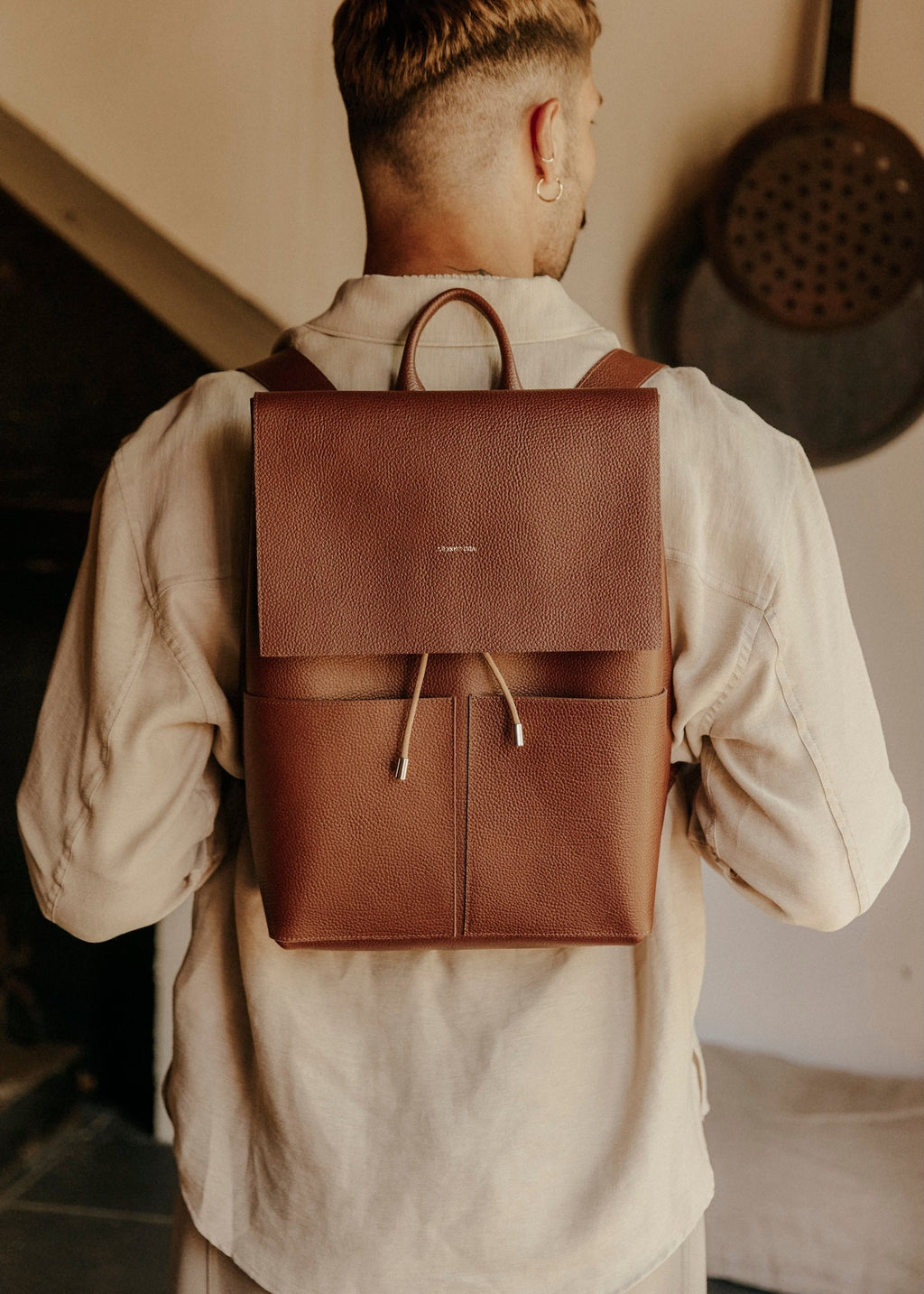 Le Flâneur – Sac à dos en cuir unisexe avec poches, fabrication artisanale française - Léonny Cha