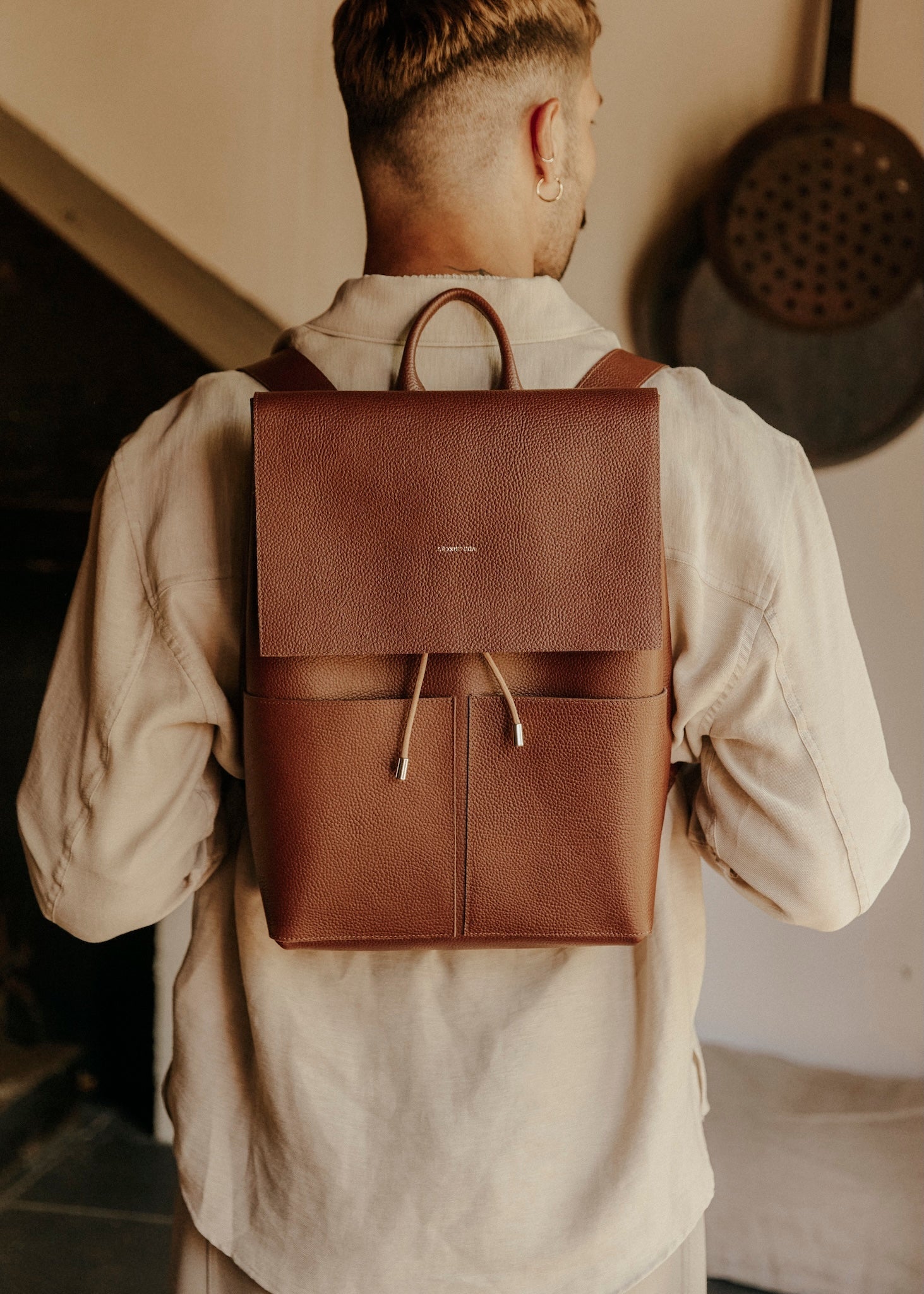 Le Flâneur – Sac à dos en cuir unisexe avec poches, fabrication artisanale française - Léonny Cha