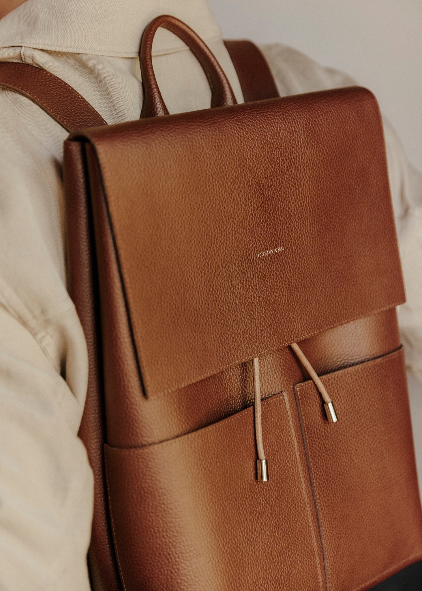 Le Flâneur – Sac à dos en cuir unisexe avec poches, fabrication artisanale française - Léonny Cha